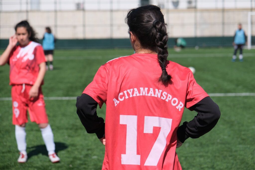 Acıyaman’ın depremzede kadın futbolcuları hayalleri için yeşil sahada ter döküyor