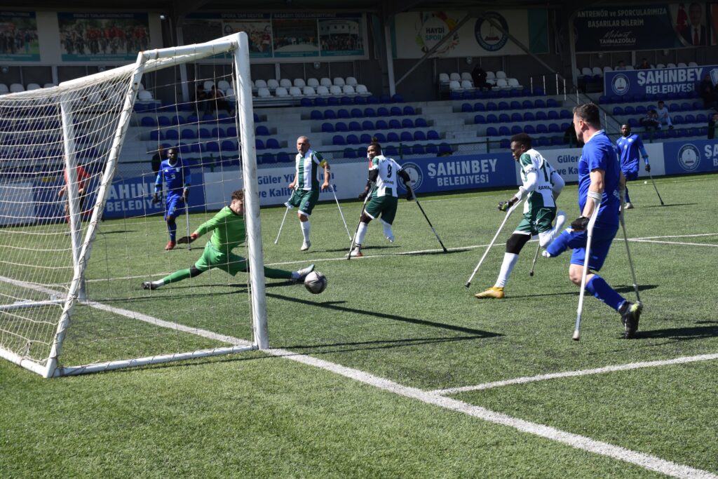 Ampute takımı gol atmaktan yoruldu!