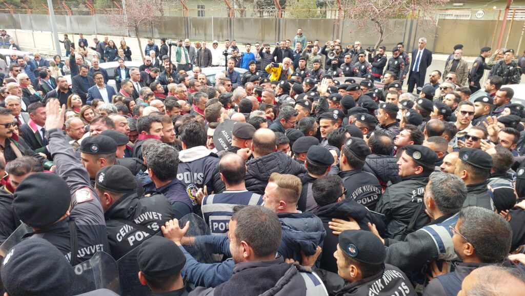 Antep’te Avukatların İstanbul Barosu Protestosuna Polis Engeli