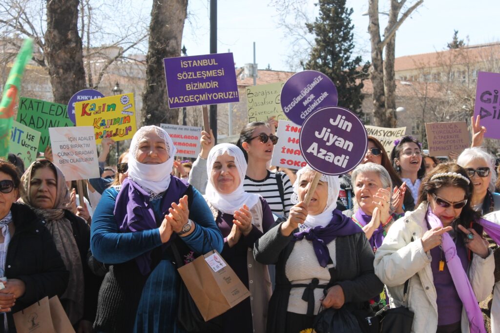Antep’te Kadınlar 8 Mart İçin Meydanlarda