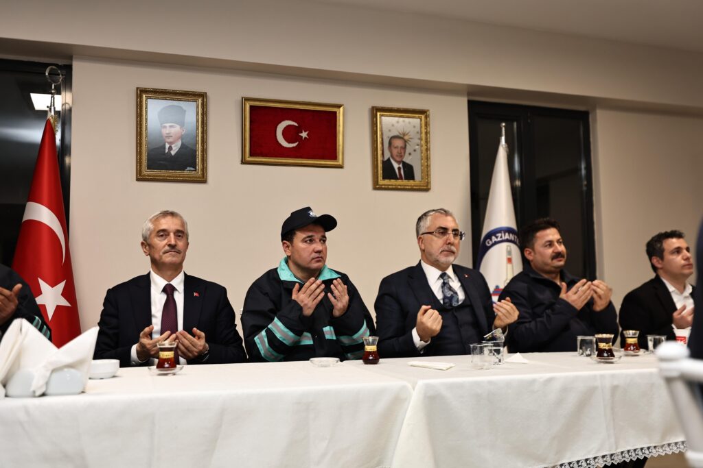 Bakan Işıkhan, Şahinbey İşçileriyle Sahur Yaptı