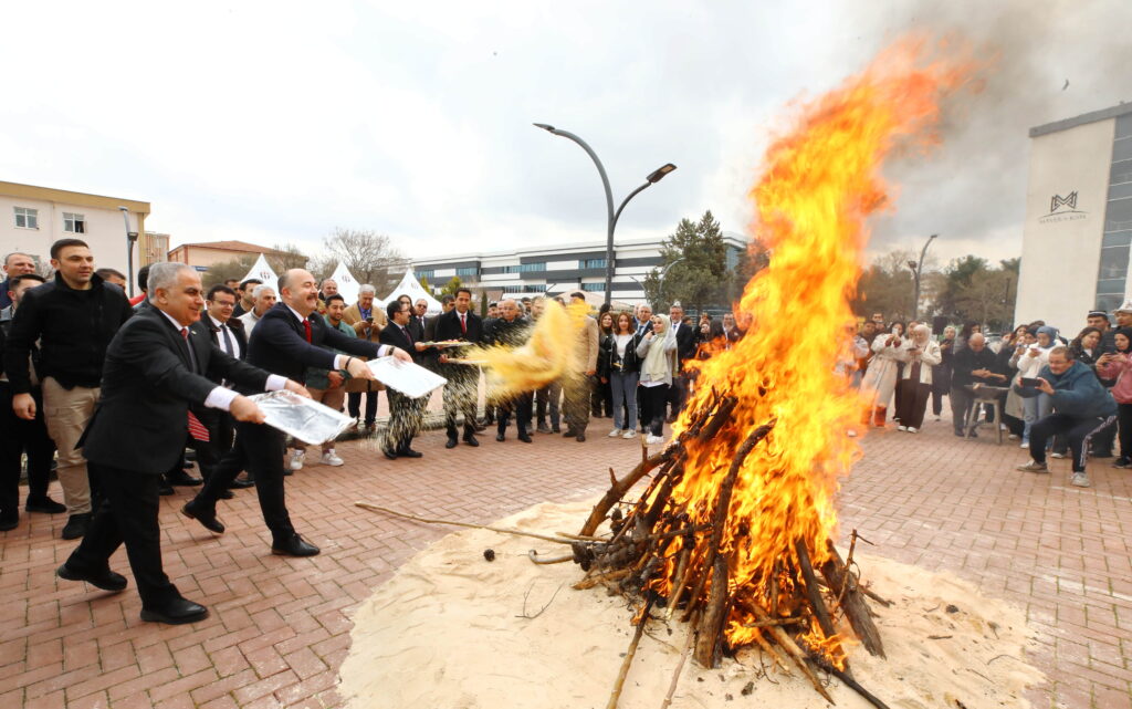 Gaziantep Üniversitesi’nde Nevruz ateşi yakıldı