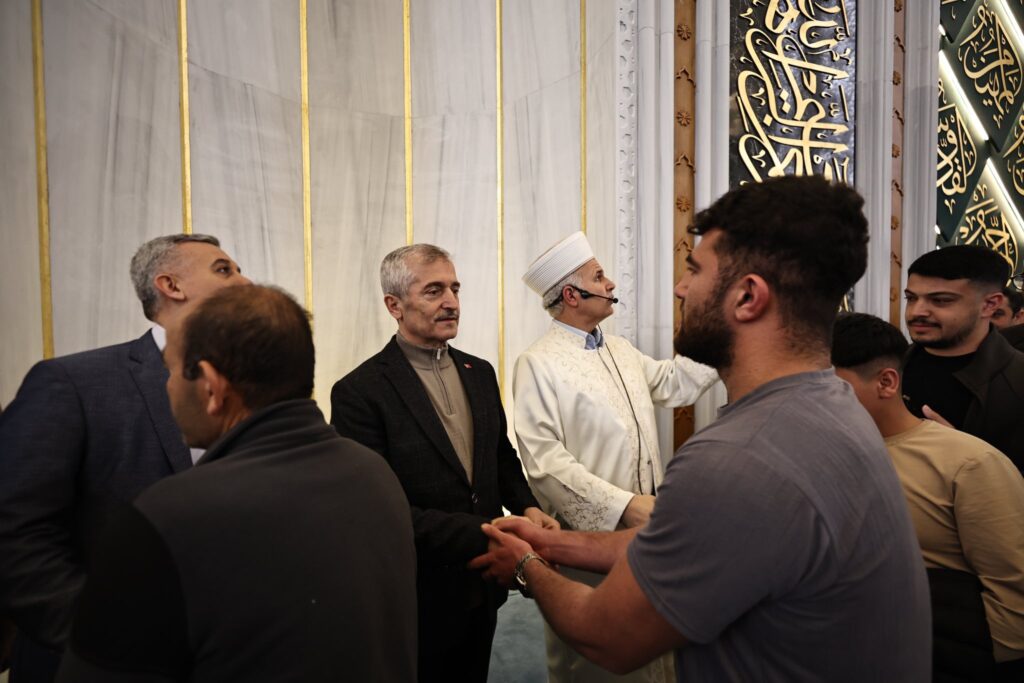 Tahmazoğlu vatandaşlarla bayramlaştı