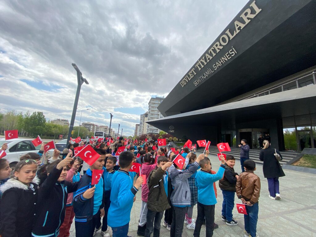 Şehitkamil’de Tiyatro Coşkusu: 15 Bin Çocuk Sahneyle Buluştu