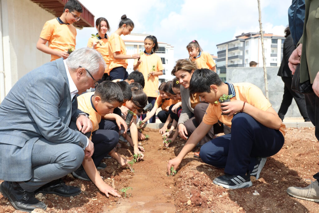 Yeşil Okullar Projesiyle Hem Ektiler Hem Ürettiler