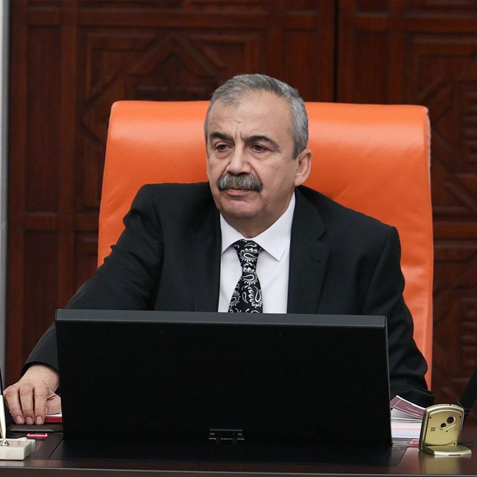 Sırrı Süreyya Önder Kimdir? Hayatı, Kariyeri ve Siyasi Geçmişi
