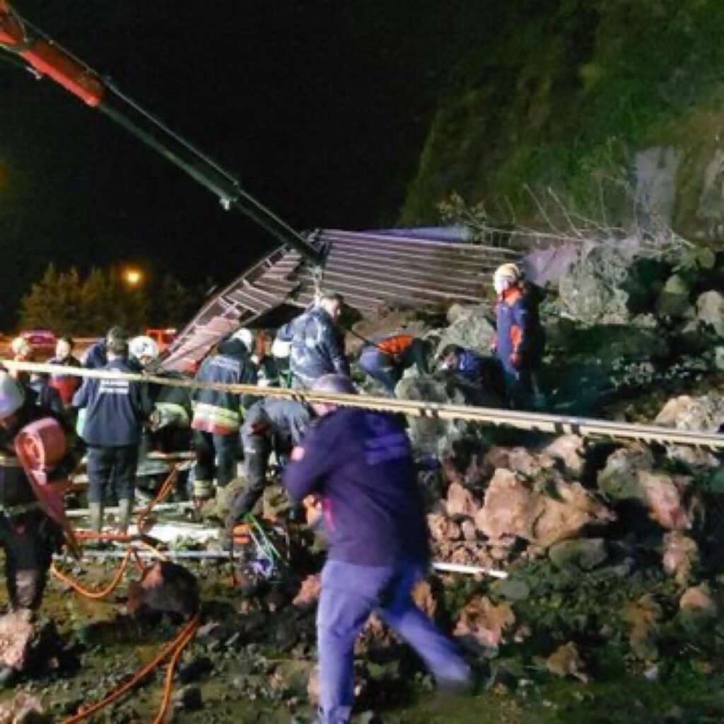 Samsun’da Akaryakıt İstasyonunda Heyelan: 1 Kişi Kurtarıldı, 3 Kişi Aranıyor