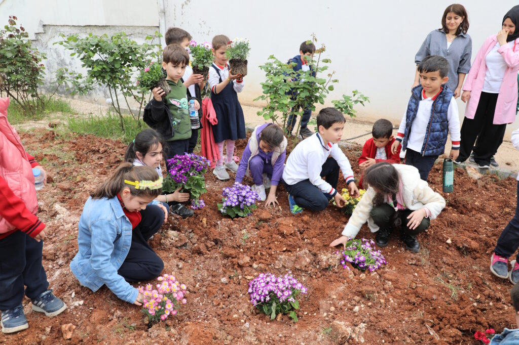 Yeşil Okullar projesiyle minik eller doğaya can verdi