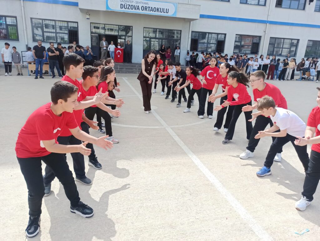 Düzova Ortaokulu’nda 23 Nisan Coşkuyla Kutlandı
