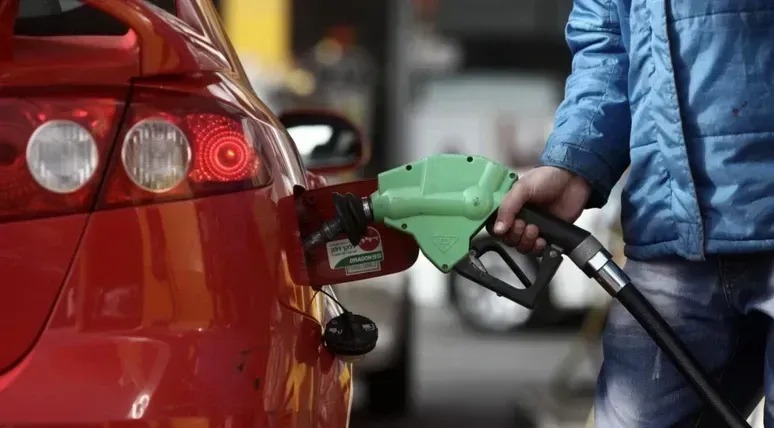 Akaryakıtta indirim sevinci kısa sürdü: Benzine yeniden zam geldi