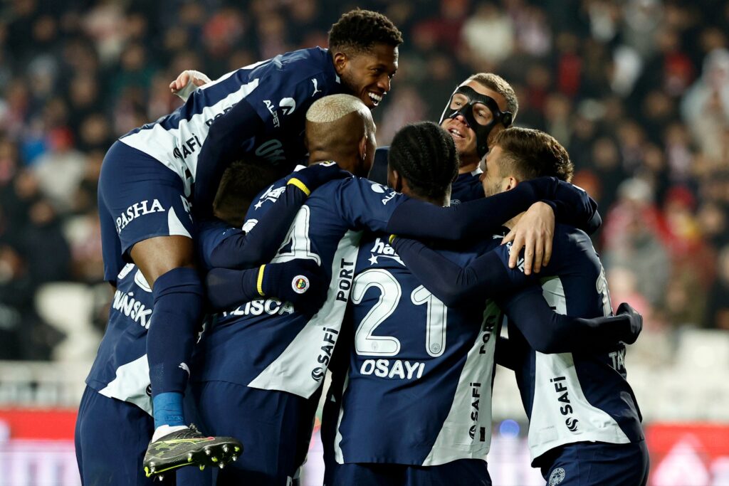 Fenerbahçe, Sivasspor’u 3-1 yenerek zirve takibini sürdürdü