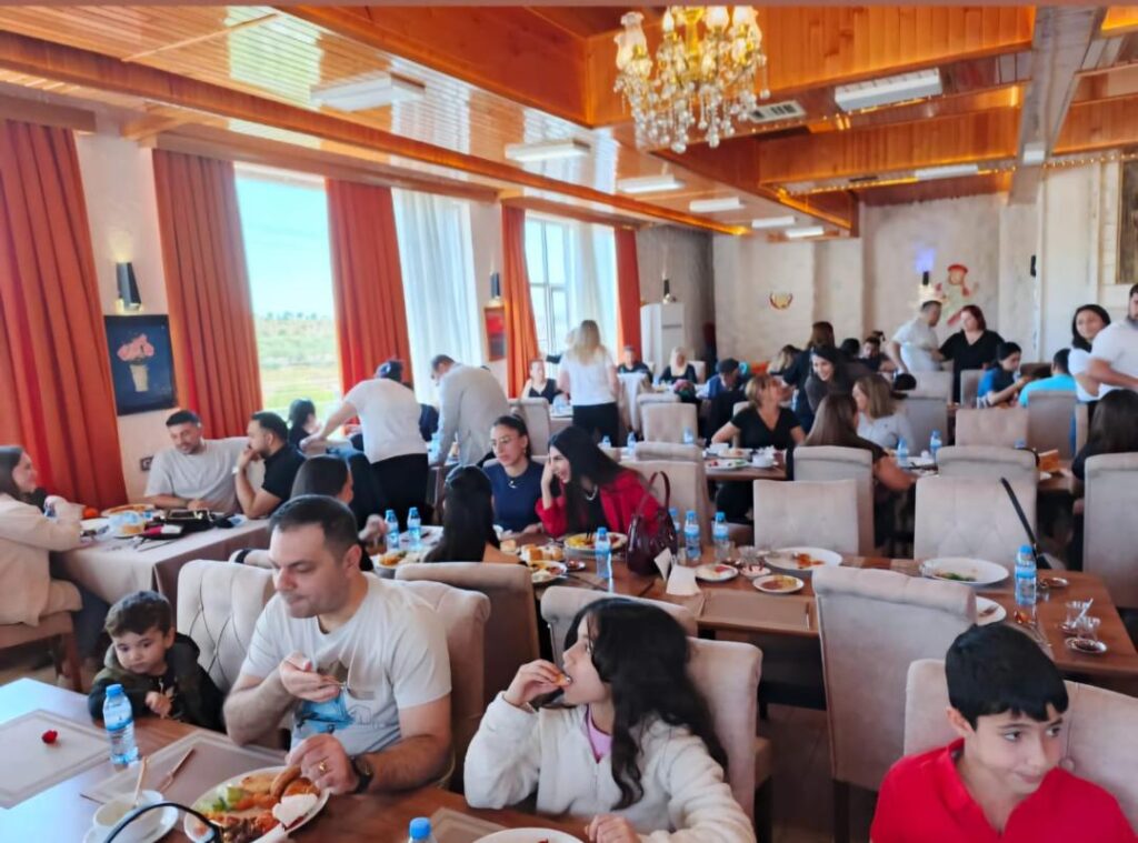 Tilkiler Köyü’nün mensupları kahvaltıda buluştu