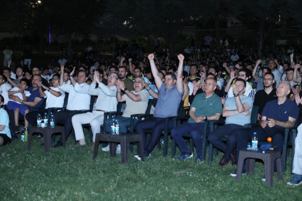 Milletvekili Bozgeyik gençlerin şampiyonluk sevinçlerine ortak oldu