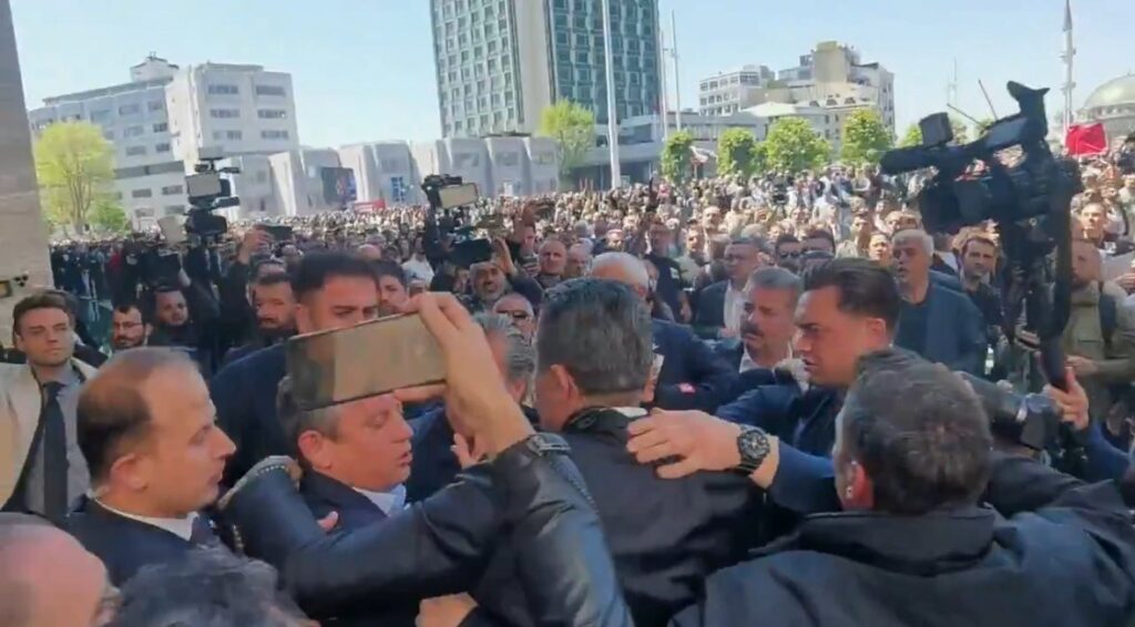 Sırrı Süreyya Önder’in cenazesine katılan Özgür Özel’e saldırı