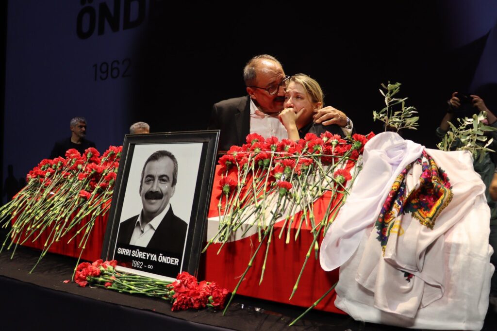 Sırrı Süreyya Önder Son Yolculuğuna Uğurlanıyor: “Baba, hayatın bütün renkleri gitti”
