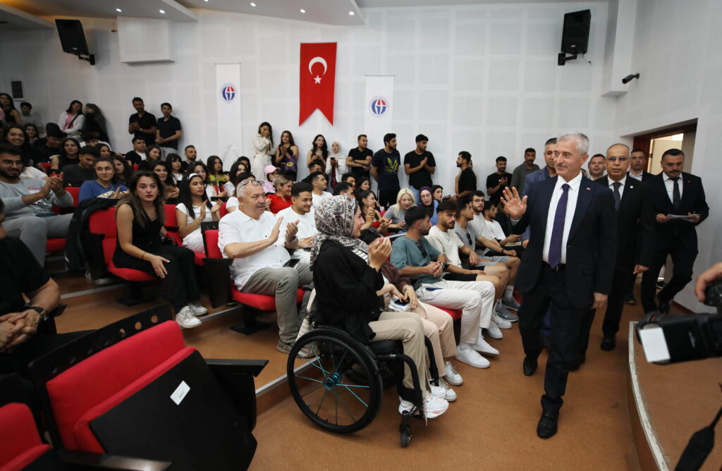 Başkan Tahmazoğlu GAÜN’de Gençlerle Buluştu