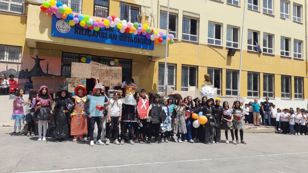 Gaziantep’te Atık Malzemelerle Kıyafetler Hazırlandı