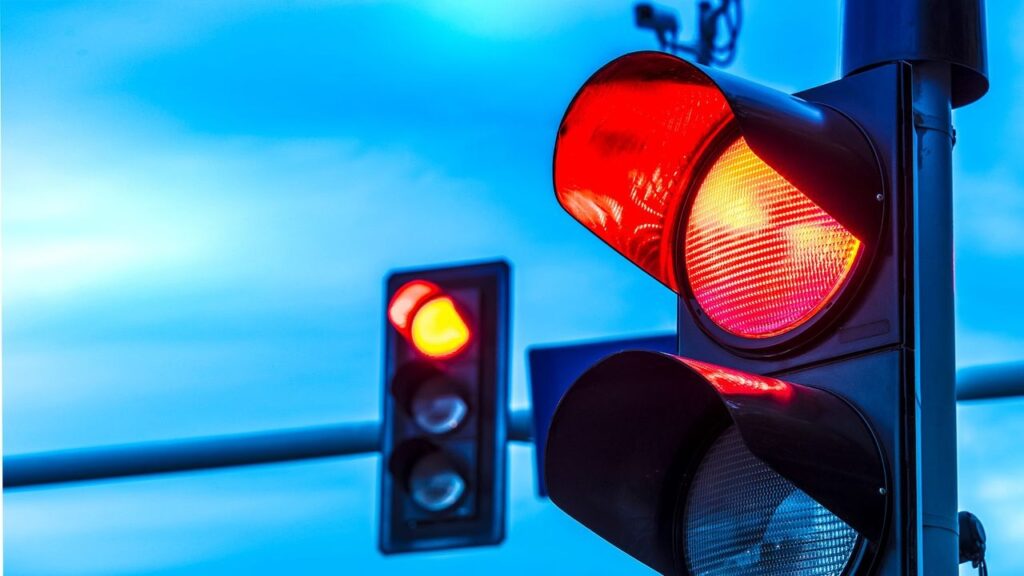 Yeni Trafik Yasası Geliyor: Kırmızı Işıkta 3 Kez Geçenler Yanacak!