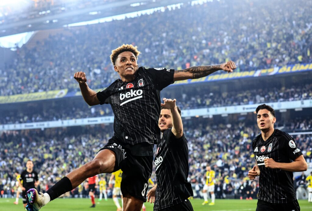 Kadıköy’de kazanan Beşiktaş: Taraftar Beşiktaş’ı alkışladı, yönetimi istifaya çağırdı