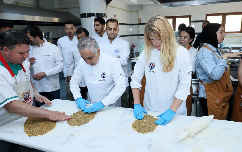 GAÜN Rektörü Doğan Uluslararası Öğrencilerle Mutfakta Buluştu