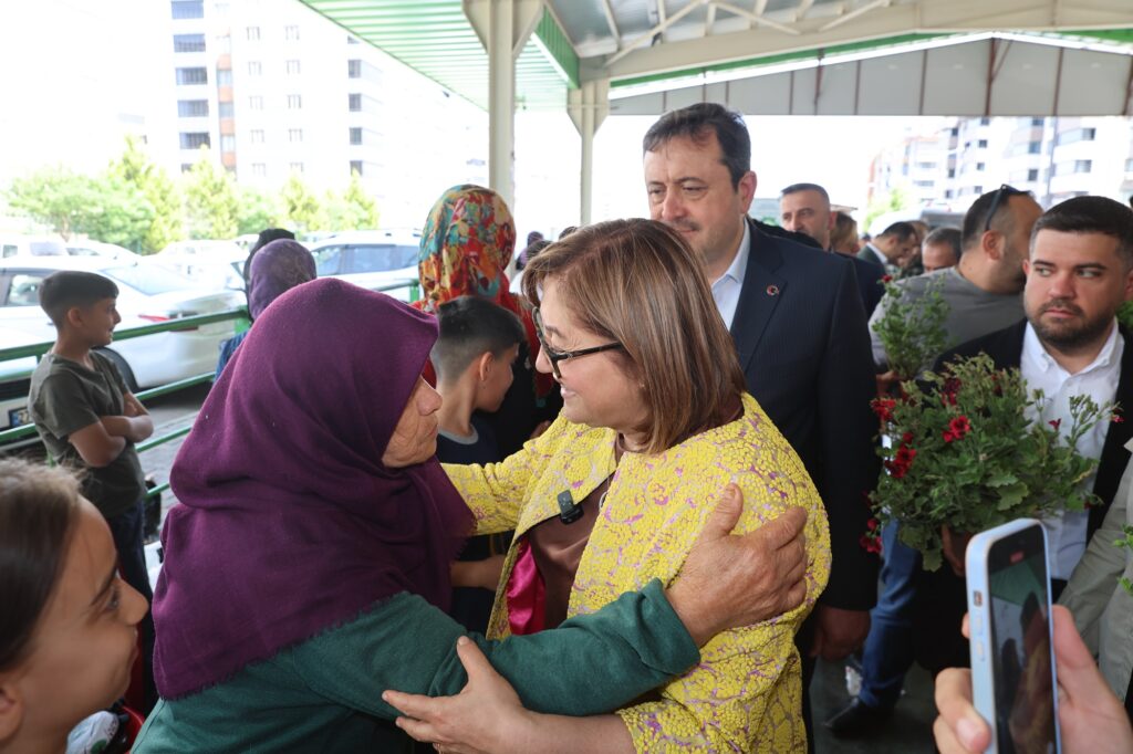 Başkan Şahin, Bayramın İlk Gününde Vatandaşlarla Bayramlaştı