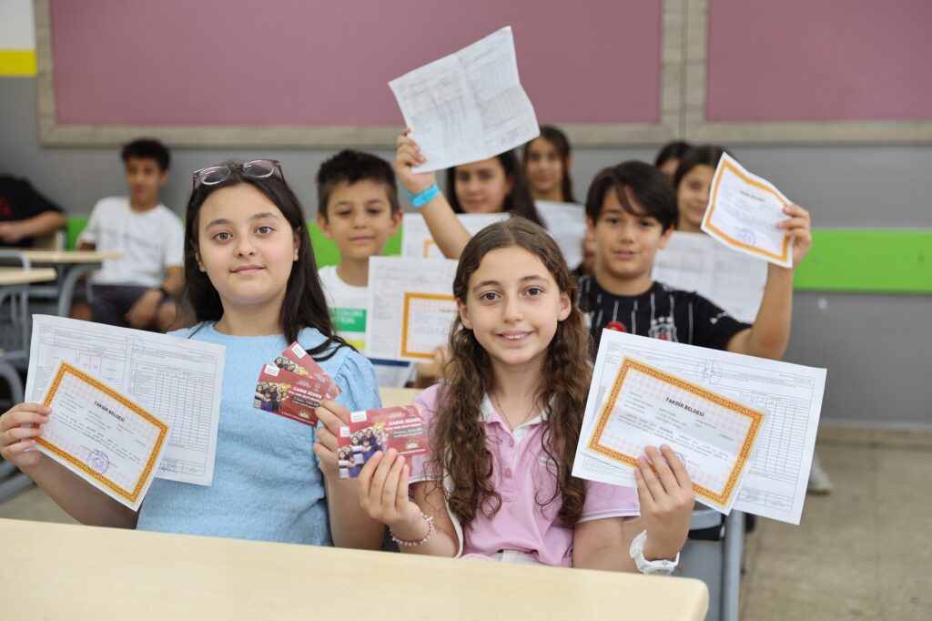 Fatma Şahin’den 900 Bin Öğrenciye Karne Hediyesi: Temapark Ücretsiz!