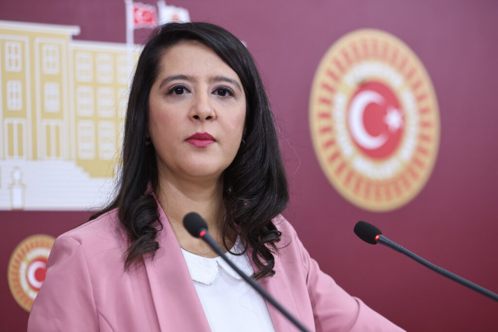 Karaca, KFC ve Pizza Hut Çalışanı Binlerce İşçinin Mağduriyetini Meclise Taşıdı!