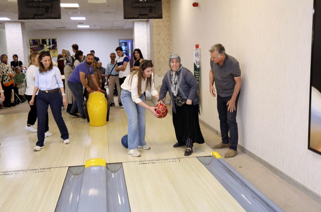 GAÜN’de Kuşaklar Arası Bowling Buluşması