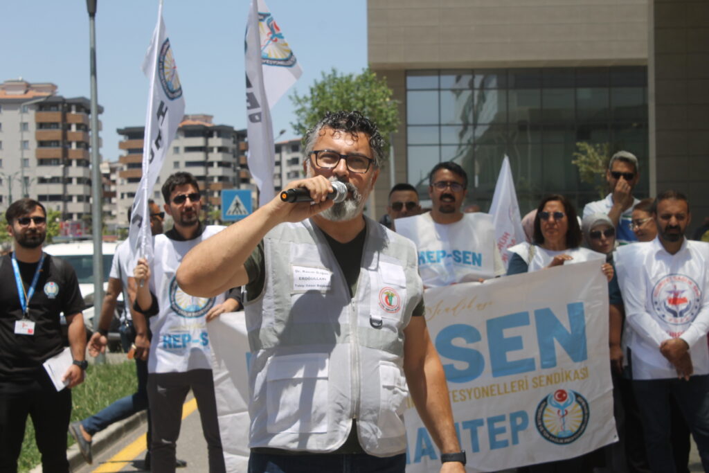 Gaziantep’te sağlıkçılar ‘Eziyet Yönetmeliği’ne karşı bordro yaktı!
