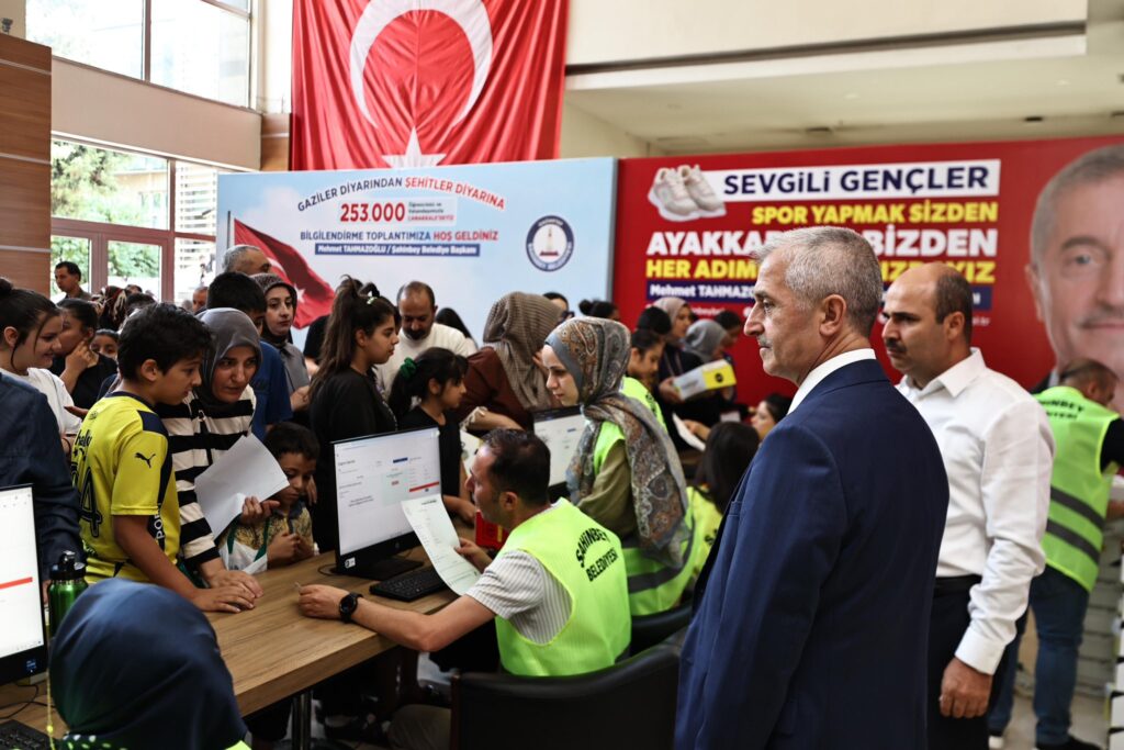 Şahinbey Belediyesinden Öğrencilere Karne Hediyesi