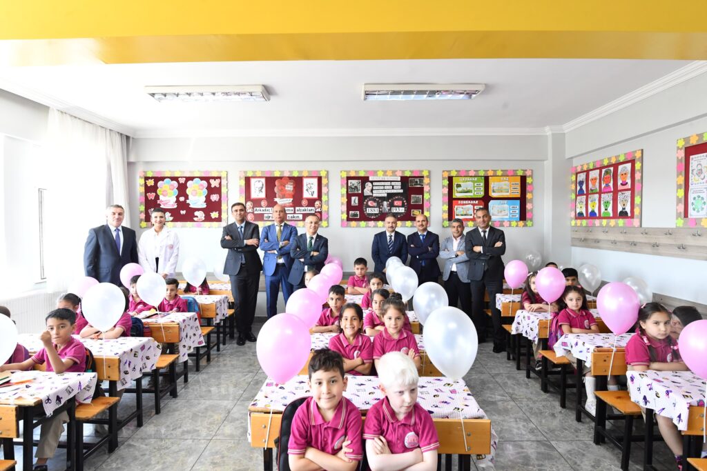 Gaziantep’te 705 bini aşkın öğrenci karne heyecanı yaşadı