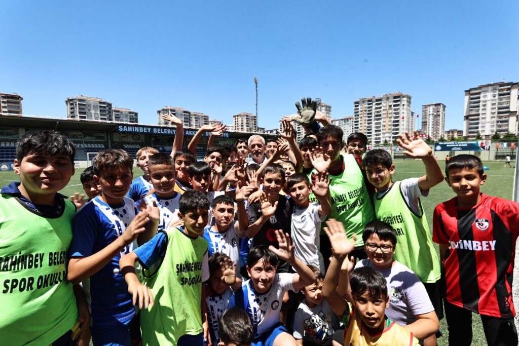 Tahmazoğlu Yaz Spor Okullarında Gençlerle Ter Döktü
