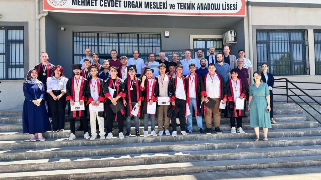 Anadolu’nun İlk Ayakkabı, Terlik ve Saraciye Lisesi Mezunlarını Verdi