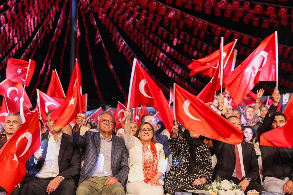 Gazi şehirde milletin kahramanlık destanı için meydanlar yine doldu