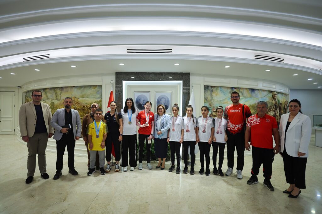 Başarılı sporculardan Başkan Şahin’e ziyaret