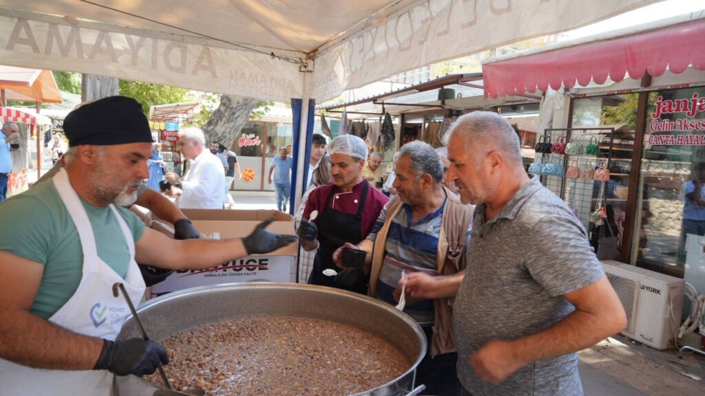 Adıyaman Belediyesi 6 bin kişiye aşure ikramında bulundu