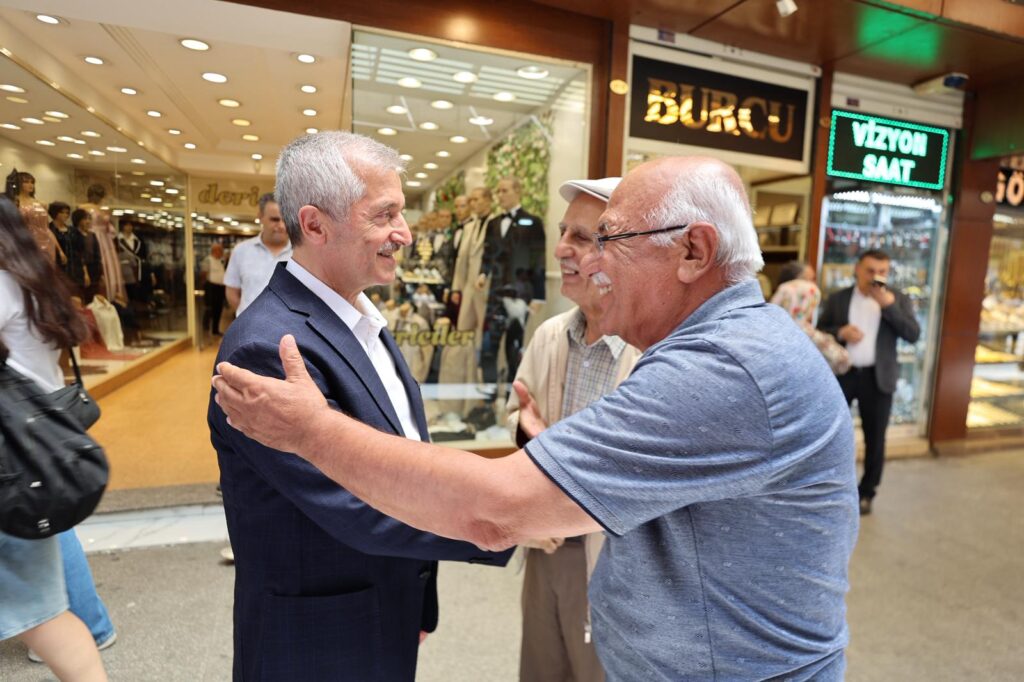 Başkan Tahmazoğlu Vatandaş Ve Esnaf İle İç İçe!