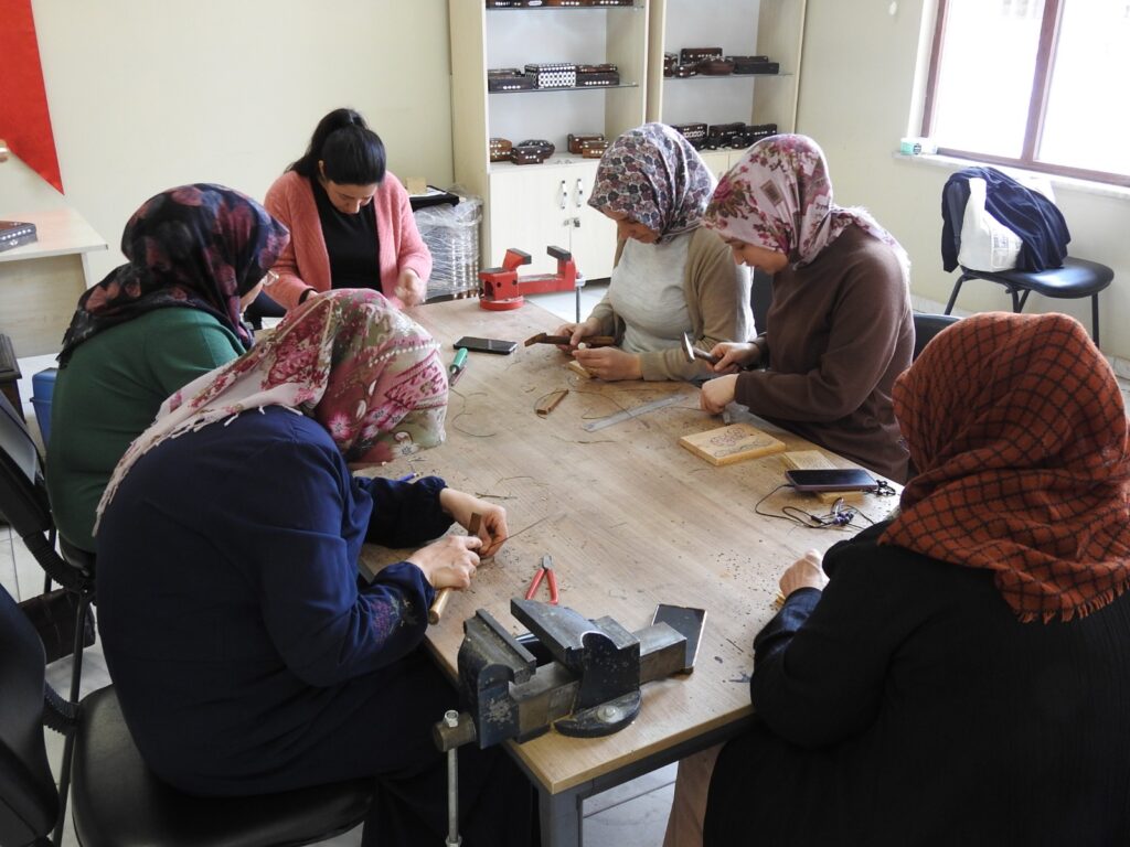 Kadınlar, Sedef Kakma İşlemeciliğini Şahinbey Tesisilerinde Öğreniyor