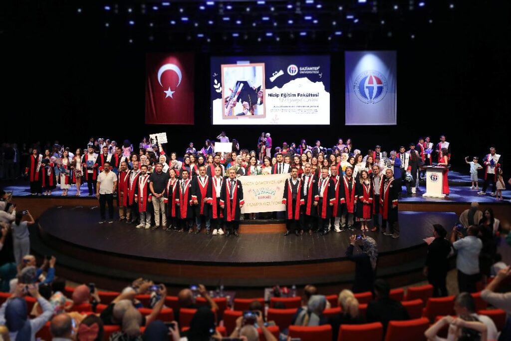 GAÜN Nizip Eğitim Fakültesi mezunlarını uğurladı