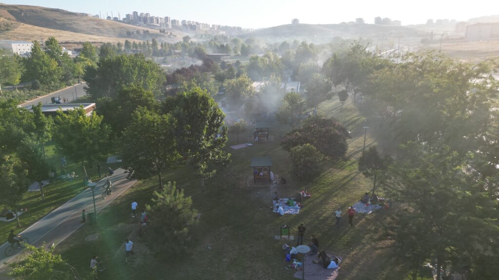 Vatandaşlar Şahinbey’in parklarında serinliyor