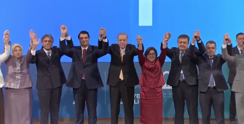 Umut Yılmaz AK Parti’ye resmen geçti: Rozeti Cumhurbaşkanı Erdoğan taktı