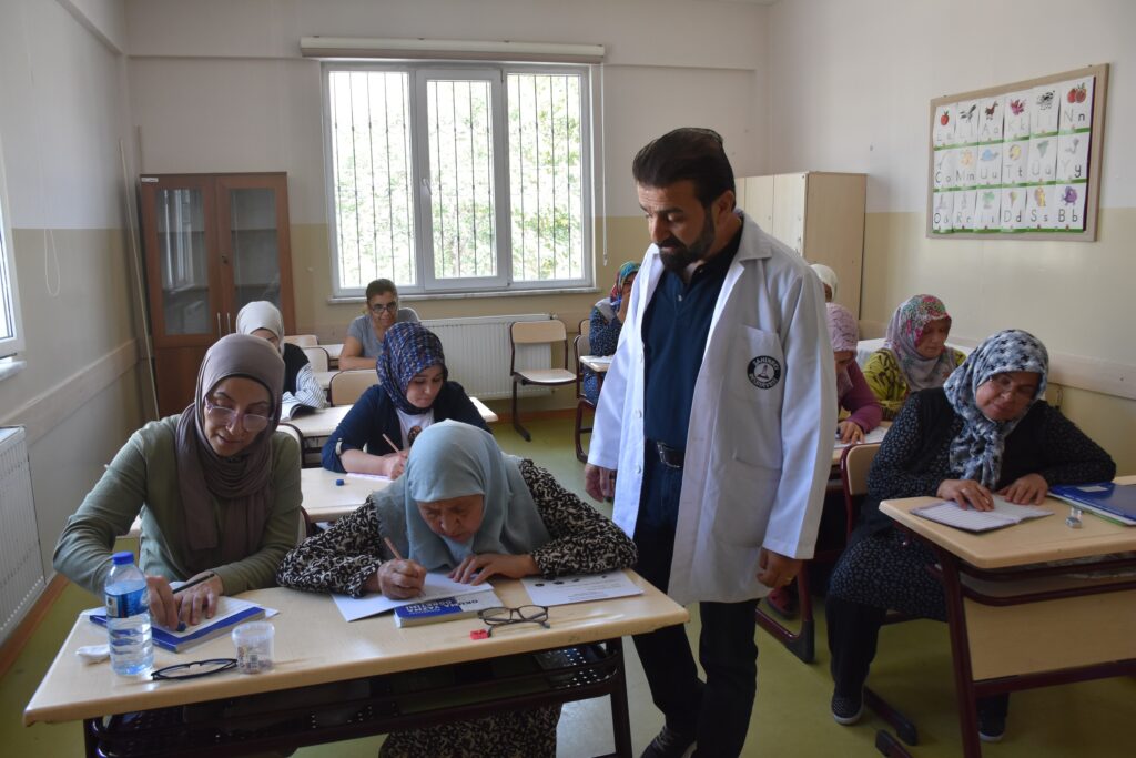 Şahinbey tesislerinde okuma yazma öğreniyorlar