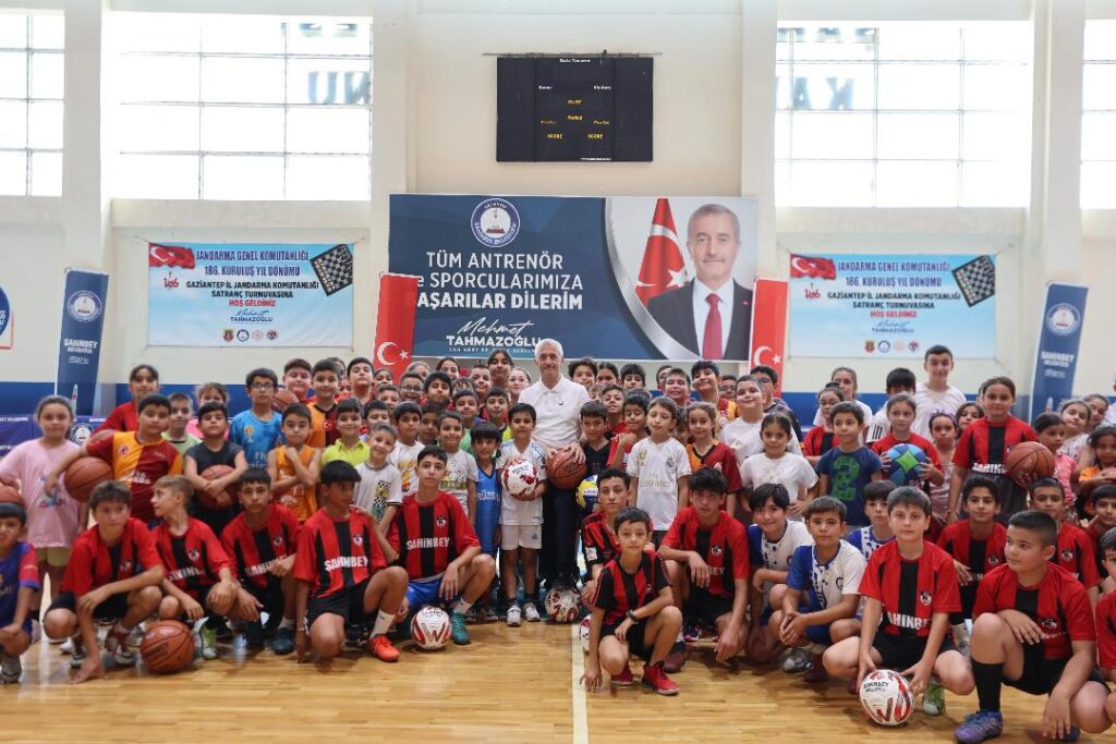 Şahinbey’de Öğrencilere Hediye Dağıtıldı!