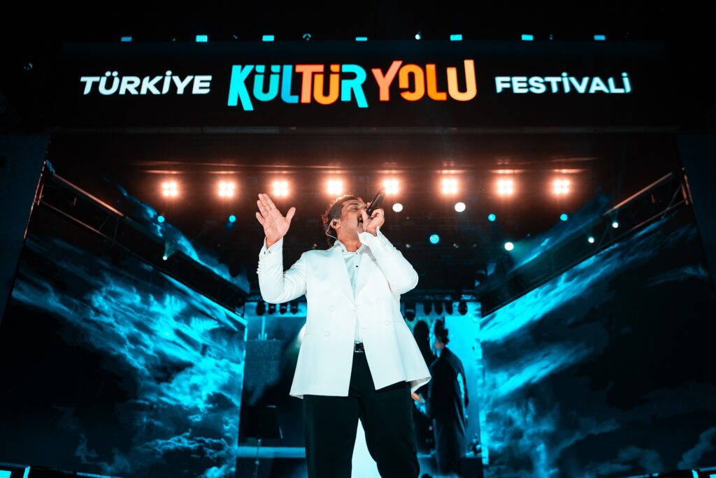 Festivalde güçlü sesiyle Bayhan şarkılarını gazi şehirliler için söyledi
