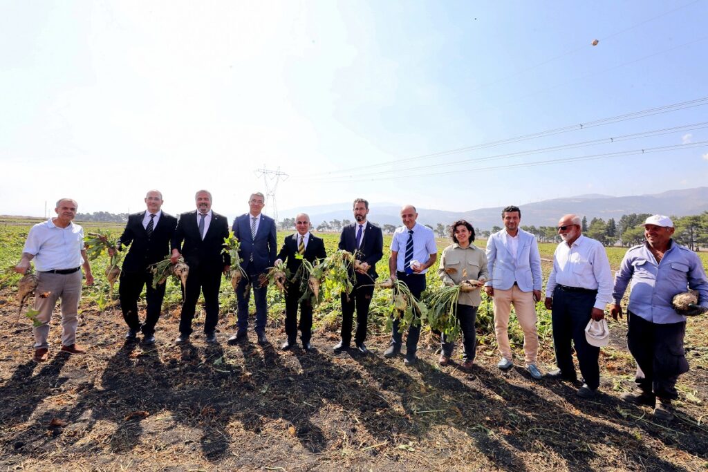 Rektör Doğan, Nurdağı MYO’da pancar hasadına katıldı