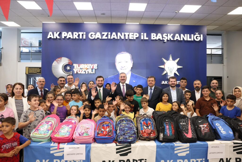 AK Parti Gaziantep’ten ihtiyaç sahibi çocuklara kırtasiye desteği