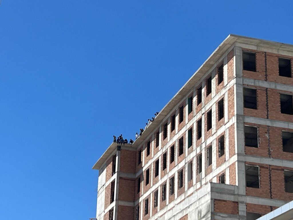 Gaziantep’te maaşlarını alamayan işçiler çatıya çıktı: “Hakkımızı istiyoruz”