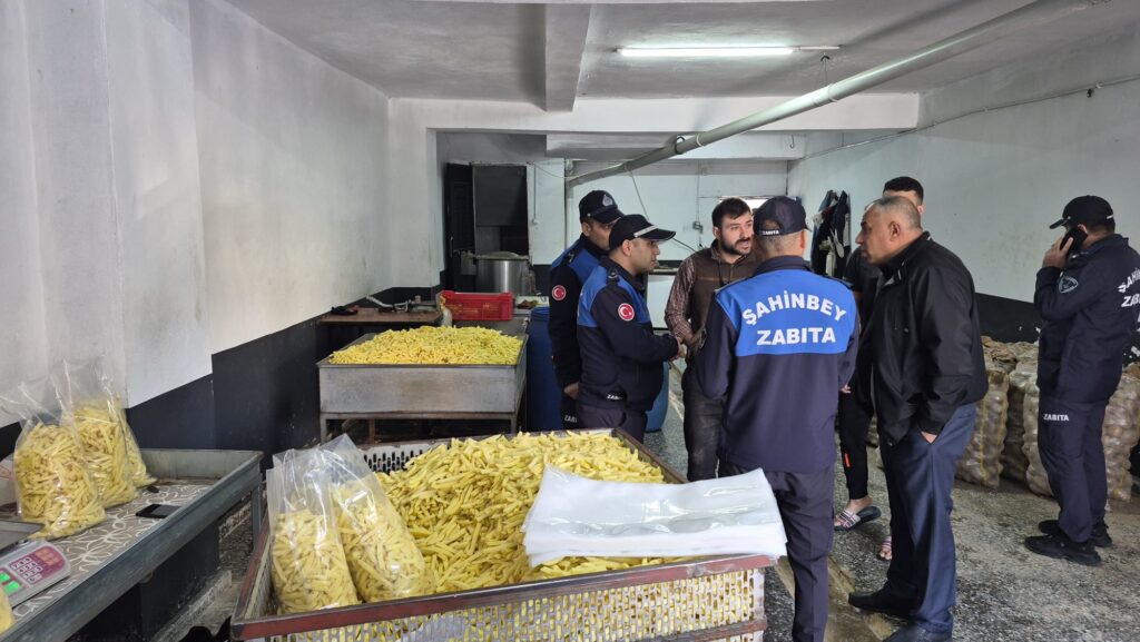 Gaziantep’te İş Yeri Denetiminde Şok Görüntü: 600 Kilo Patates Cipsi İmha Edildi