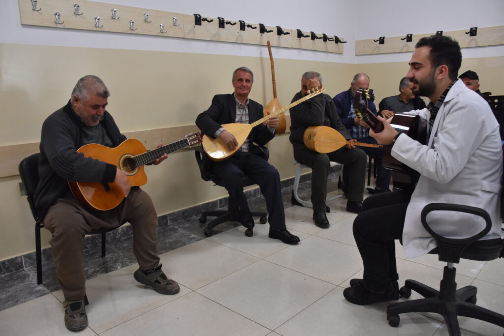 Şahinbeyli Çiftçiler Gitar ve Bağlama Öğreniyor