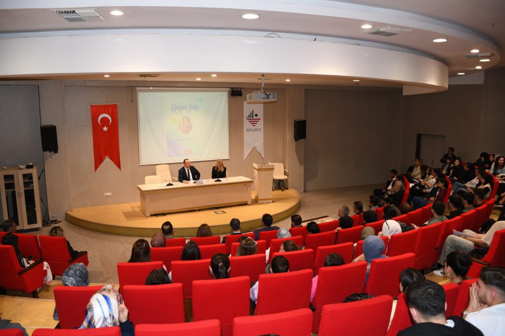 Kilis’te Gençlerle Buluşan Topçuoğlu’ndan Altın Tavsiyeler: “Asla Vazgeçmeyin!”